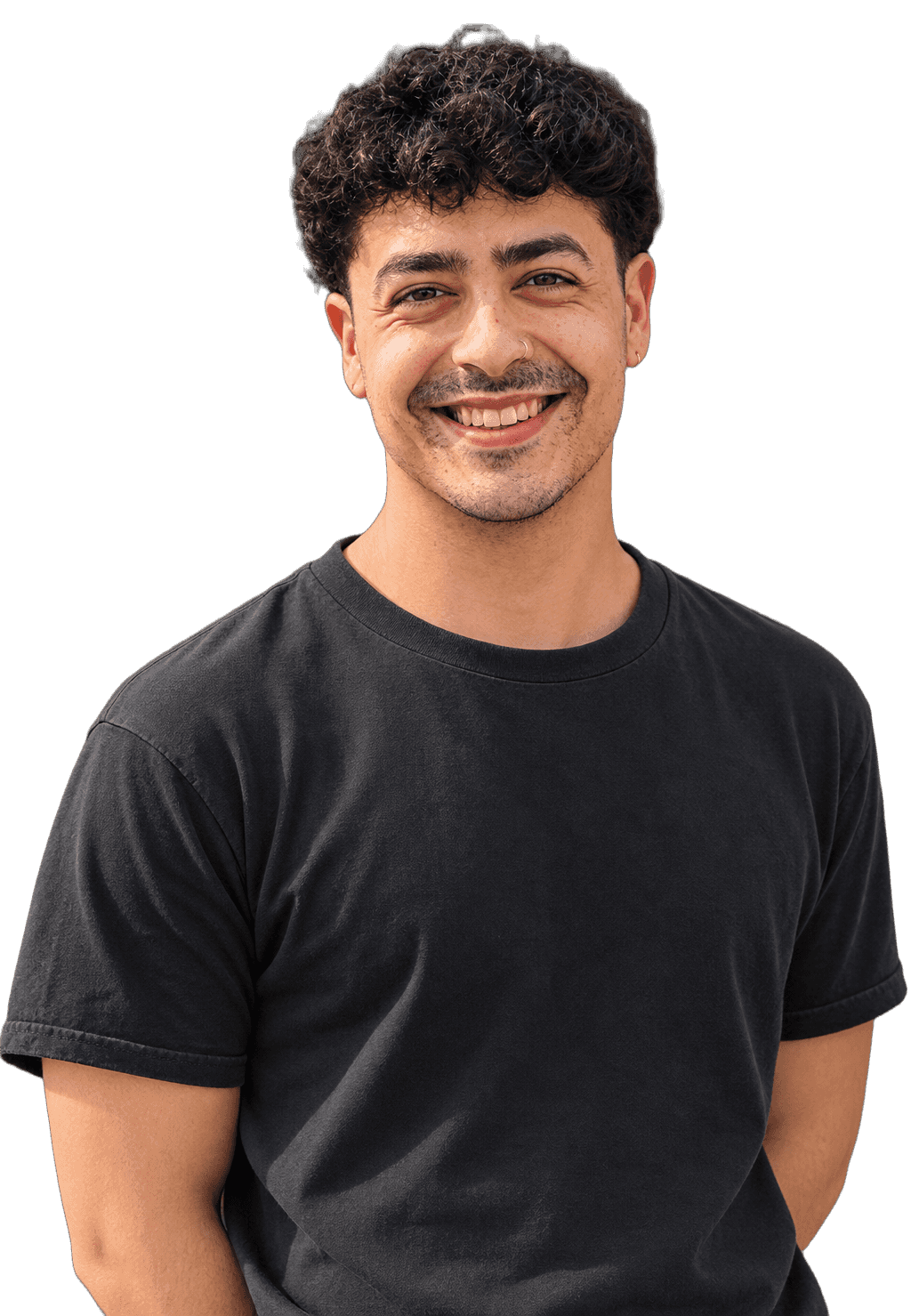 Aim Himud Issa sonriendo, con el pelo oscuro y rulado y una camiseta negra.